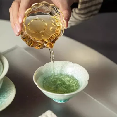 Gradient green crystalline glaze kiln turns into ceramic teacup