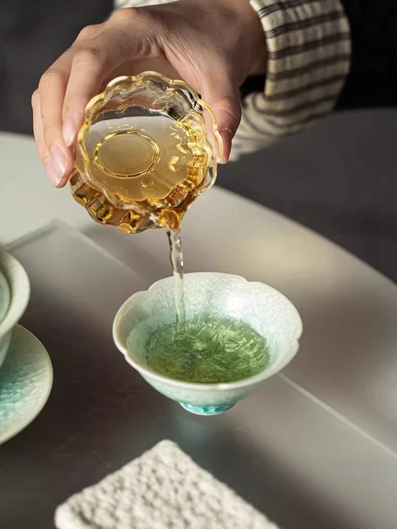 Gradient green crystalline glaze kiln turns into ceramic teacup