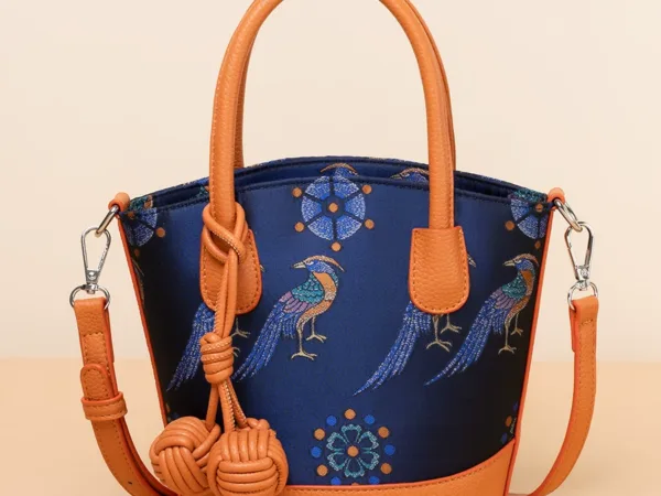 Intangible cultural heritage light bucket wrap girl