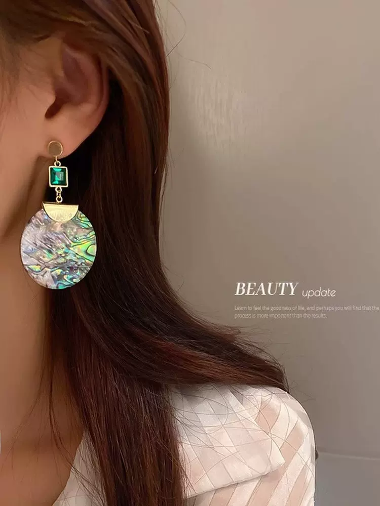 BK167 Round Shell Earrings