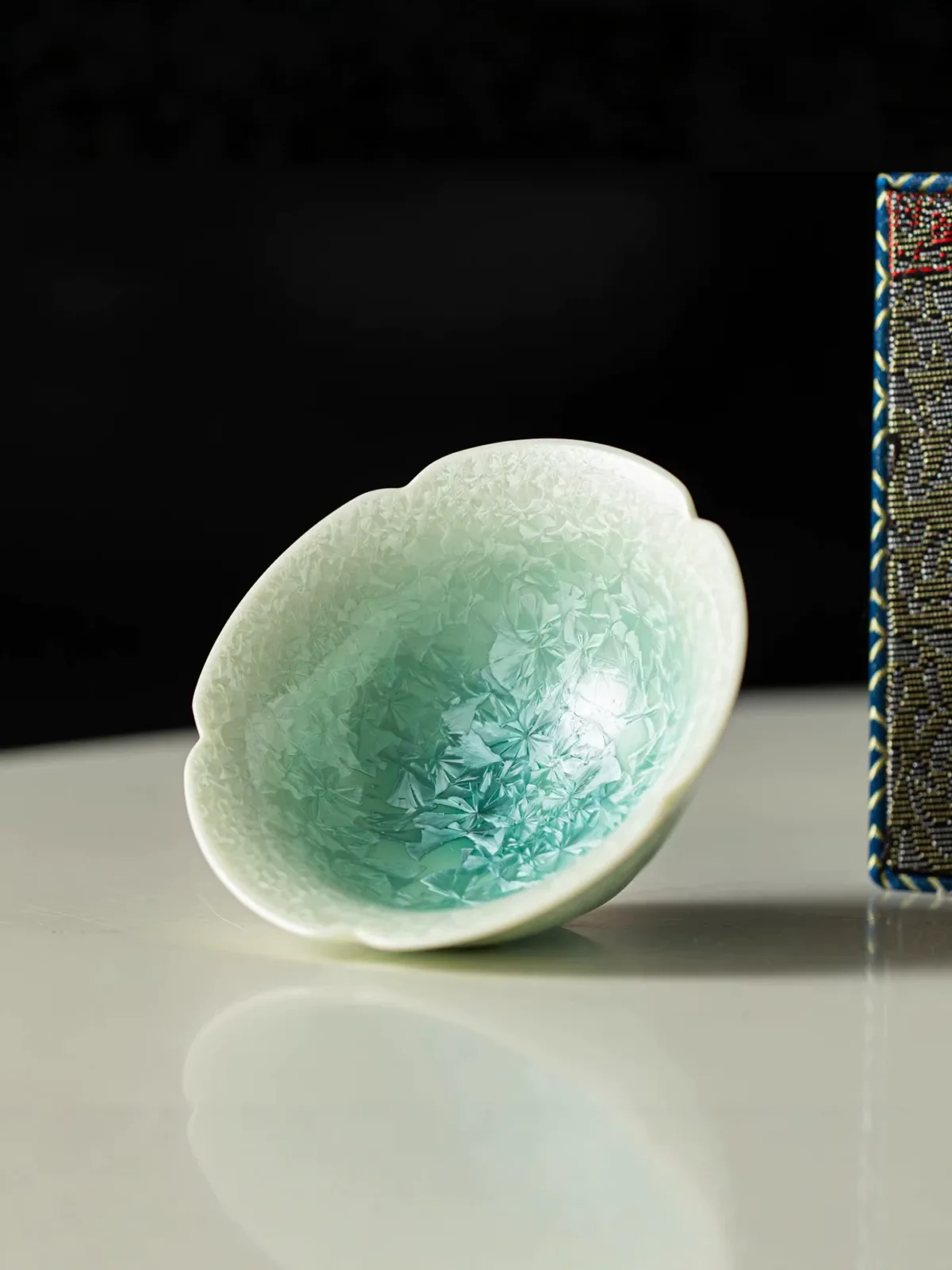 Gradient green crystalline glaze kiln turns into ceramic teacup