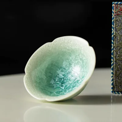 Gradient green crystalline glaze kiln turns into ceramic teacup