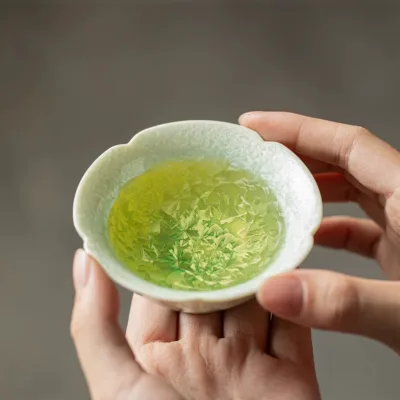 Gradient green crystalline glaze kiln turns into ceramic teacup