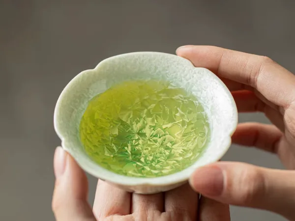 Gradient green crystalline glaze kiln turns into ceramic teacup