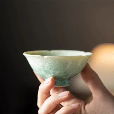 Gradient green crystalline glaze kiln turns into ceramic teacup