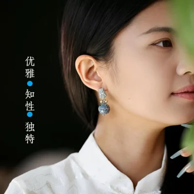 Lacquered pearl earrings