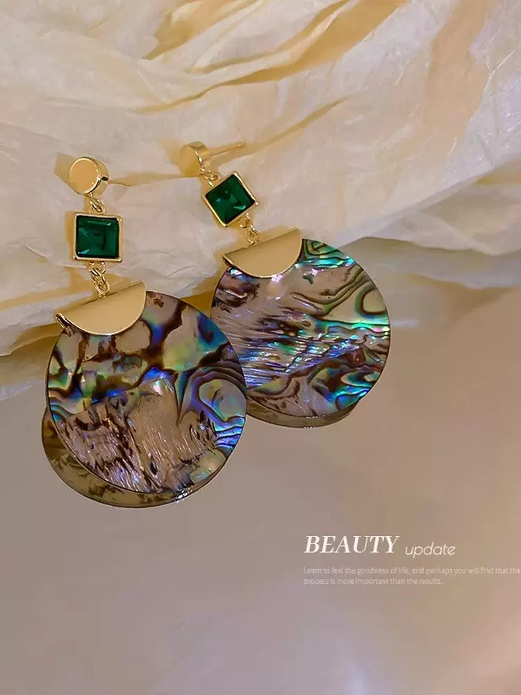 BK167 Round Shell Earrings