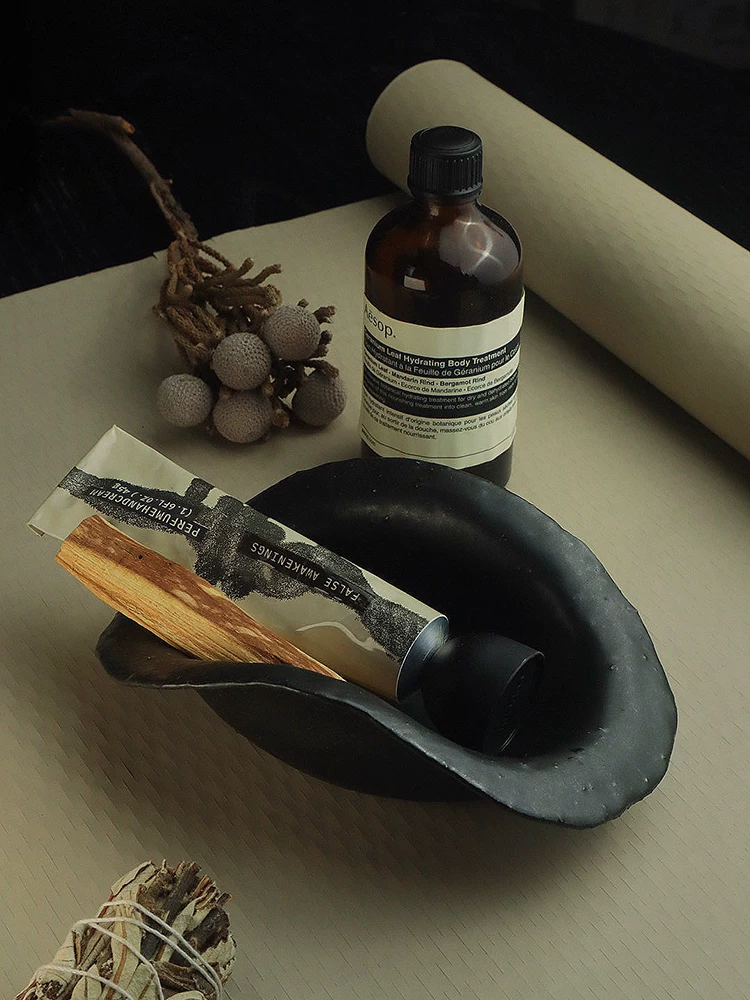 Black dumpling sage ceramic gift box