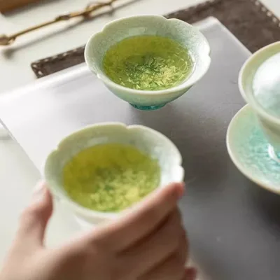 Gradient green crystalline glaze kiln turns into ceramic teacup