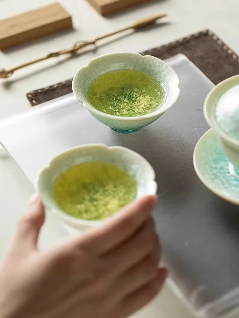 Gradient green crystalline glaze kiln turns into ceramic teacup