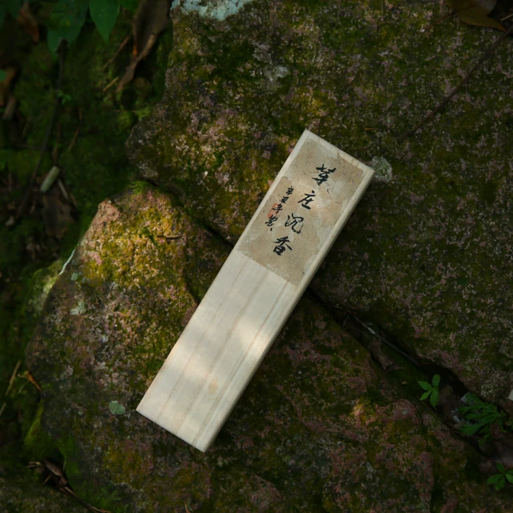 Vietnam Nha Trang Agarwood Incense Sticks (50g) showing natural fragrance and home ritual detail